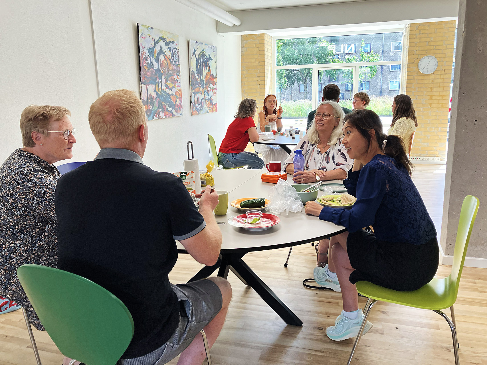 Studerende i frokostpausen