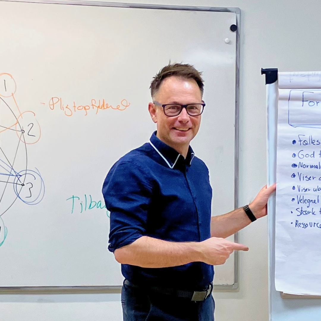 Underviser ved flipover på inspirationsaften